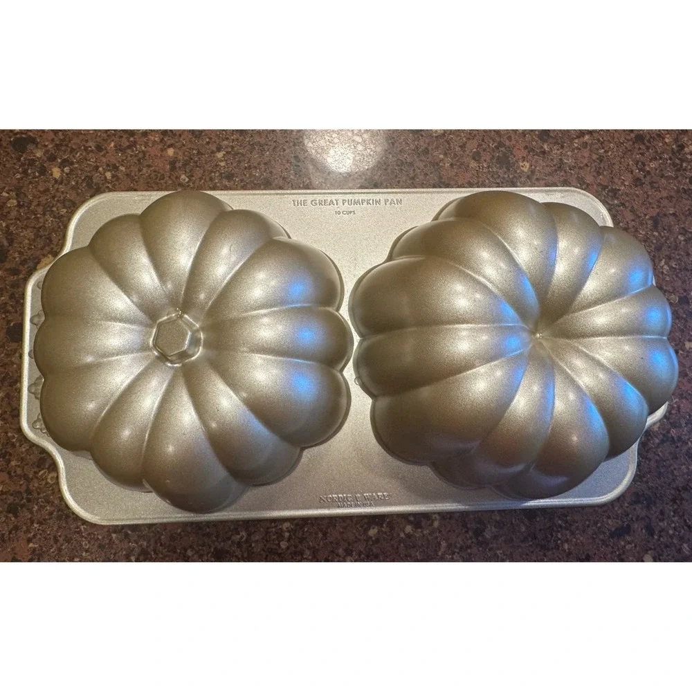 Nordic Ware The Great Pumpkin Aluminum 3D Bundt Cake Pan Mold 10 Cup Halloween